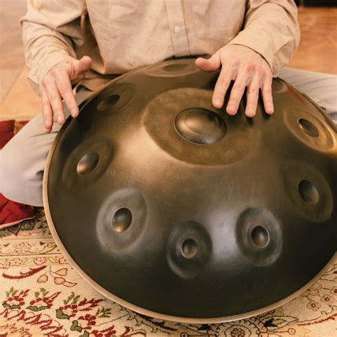 Thesis: „The Mir­ror Effect“ (PANArt) – handpan